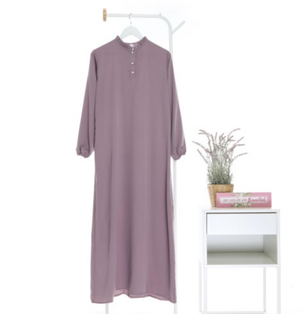 Gamis dengan aksen kancing depan
